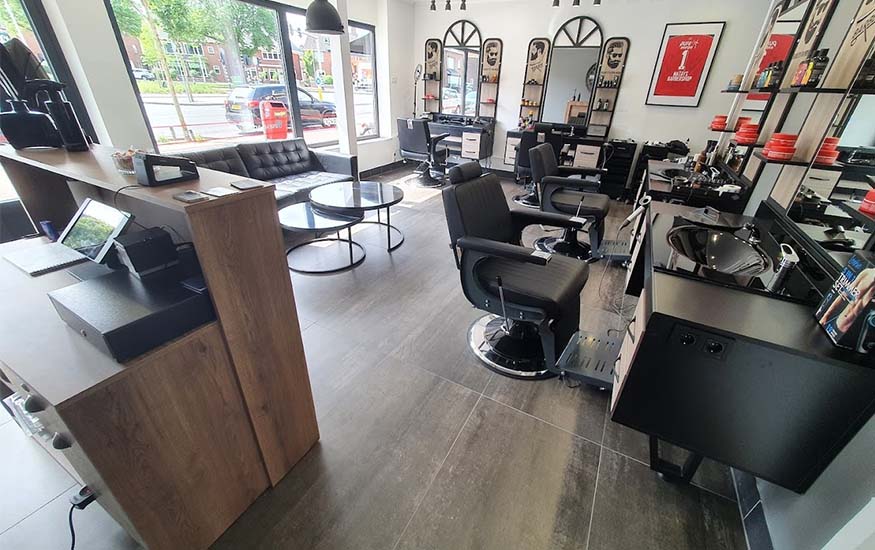 Werkplek met stoelen voor stoelverhuur bij Matay's Barbershop Enschede